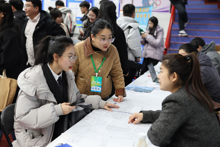 用人单位现场接待咨询（央广网发  东北农业大学供图）