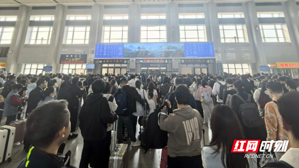 清明假期，长株潭城际铁路发送旅客36.33万人次。                                                                