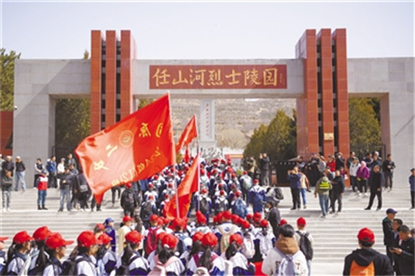4月3日，徒步学生抵达任山河烈士陵园。 高晓刚摄