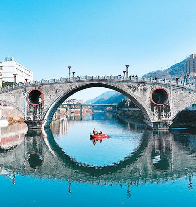 近年来，陕西省平利县推进“河长制”工作，加强河湖管理保护。图为工作人员在平利县月湖打捞河道漂浮物。沈奕君摄（人民图片）