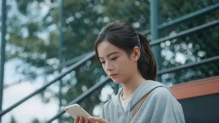 “卷王”们在20岁出头的年纪，已经干上了每天10小时的高强度劳动。图 /《不讨好的勇气》