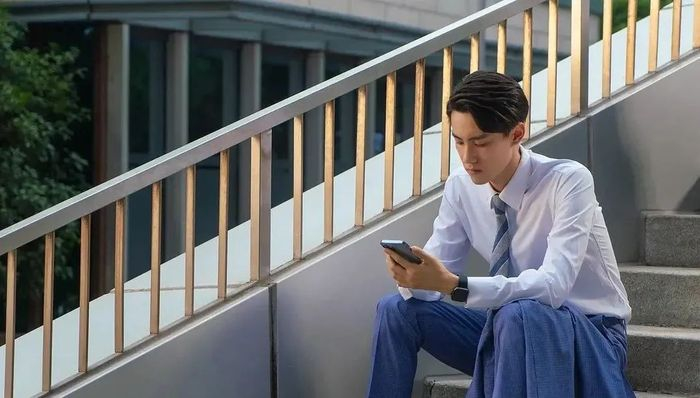 实习生需要接受多场长时间的面试。图 /《平凡之路》