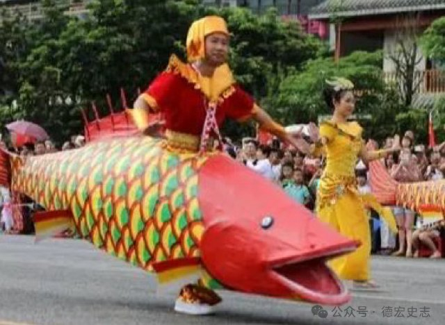 嘎巴（鱼舞） 图片据德宏史志