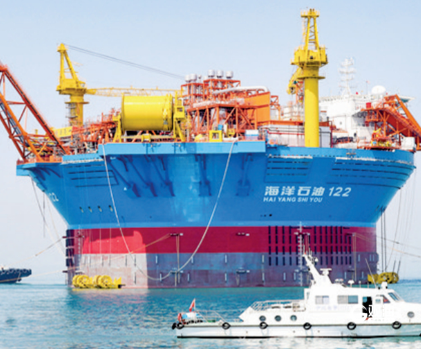 由我国自主设计建造的亚洲首艘圆筒型“海上油气加工厂”——“海葵一号”从西海岸新区离港起运。张进刚 摄