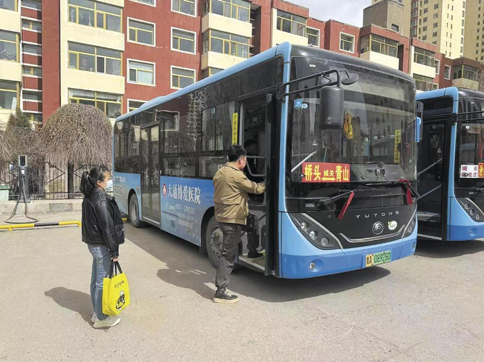 城乡公交车给群众出行带来便利。公交集团供图