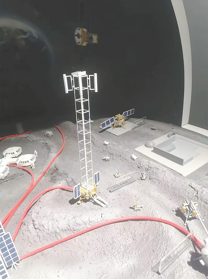 图为国际月球科研站模型中的月面通信塔。马俊摄