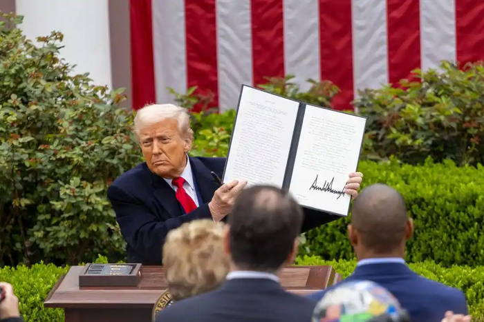 4月2日，美国总统特朗普在华盛顿白宫展示签署后的关于所谓“对等关税”的行政令。新华社记者 胡友松 摄