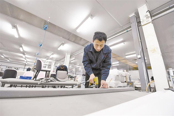     ▲在位于文安县现代家居制造产业园的河北法远家具有限公司，工人正在安装家具。     本报记者 马越    本报通讯员 郑佳庆 摄