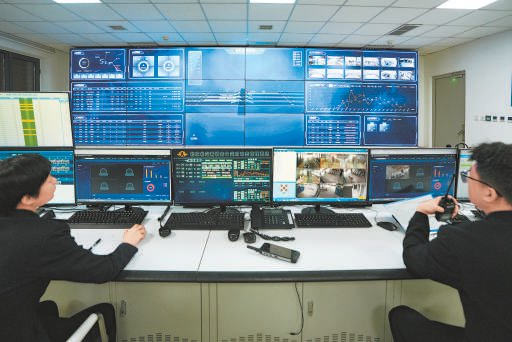 清河站综合控制室智能屏幕实时显示车站和列车运行状态。本报记者 安旭东 摄