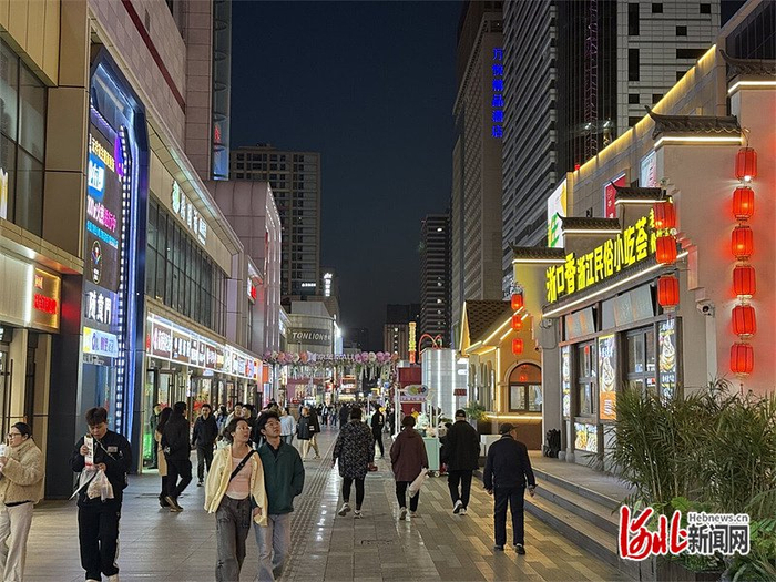 4月1日拍摄的石家庄市新华区湾里庙步行街。 河北日报见习记者 尹春月摄