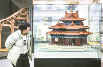 图为沈阳市民在沈阳建筑大学博物馆参观。 图片来源：视觉中国