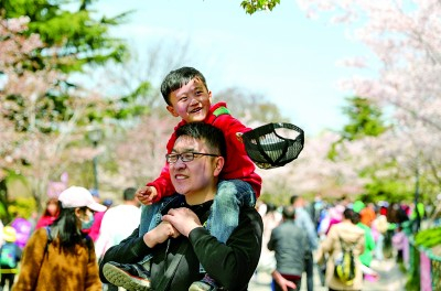     青岛中山公园中，市民正在赏花。张进刚摄/光明图片