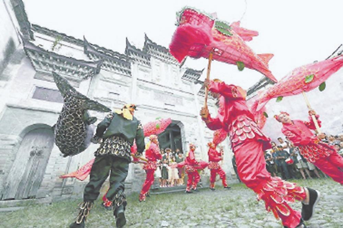 灯舞龙鱼戏  （资料图片）