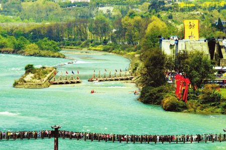 游客在桥上观看2025都江堰放水节。成都市文化广电旅游局供图