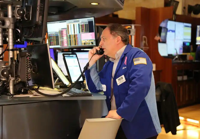 4月3日，交易员在美国纽约证券交易所交易大厅工作。新华社记者 刘亚南 摄