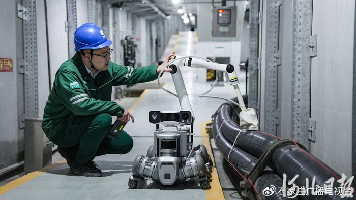 4月2日，雄电灵犀智巡机器人正在雄安新区雄东电缆隧道第54分区内进行局部放电检测。河北日报记者 李 畅摄