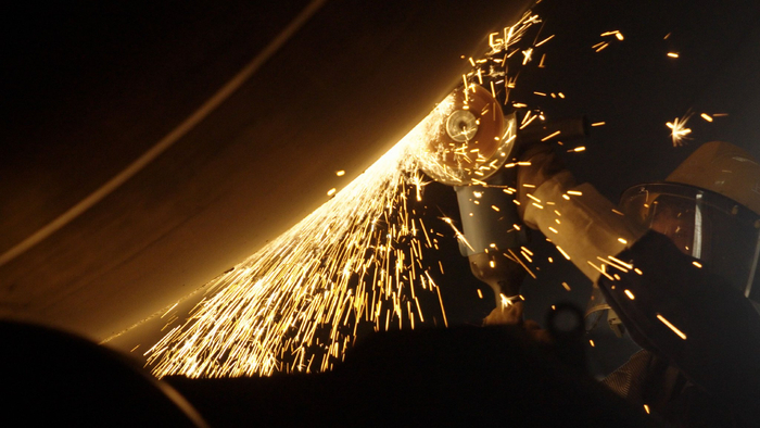 建设人员正在焊接阳江三山岛海上风电柔直输电工程海上平台导管架连接件