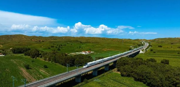 　　高铁列车行驶在京包客专内蒙古段境内。