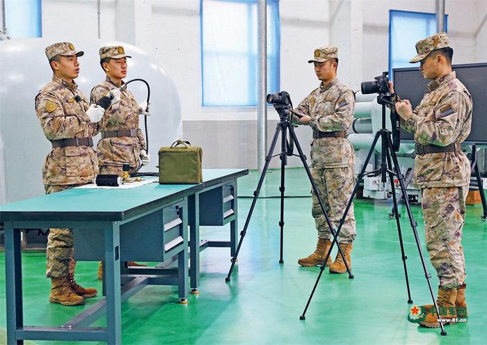 　　某保障队官兵正在录制微课。于冬智 摄