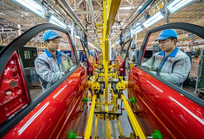 △山西一家新能源汽車生產基地,工人們正在組裝新能源車車門。