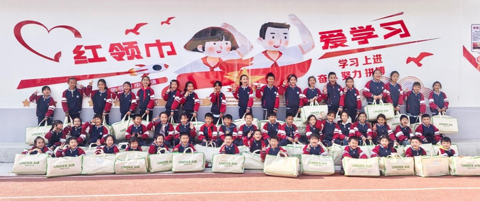 图1:广西马山县永州镇中心小学的孩子们收到Under Air午休蛋卷被