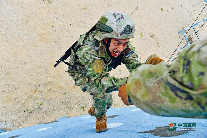 　　海军某训练基地组织“合力冲击”比武。刘秋红摄