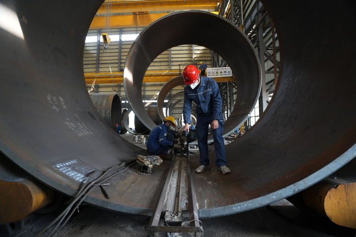 建设人员正在检查阳江三山岛海上风电柔直输电工程海上平台导管架连接件的温度