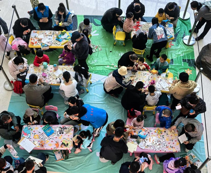 这是大家在手工制作区开展活动。（伊兰娜 摄）