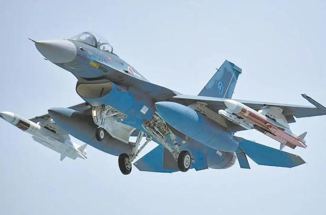 挂载ASM-3反舰导弹的日本国产F-2战斗机