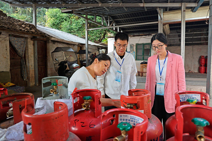 广西壮族自治区资源县纪检监察机关联合相关部门聚焦营商环境痛点、难点、堵点问题，开展专项监督检查。 滕春香/摄