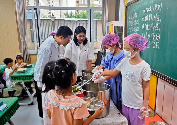辽宁省沈阳市和平区纪委监委与相关职能部门深度推进“校园餐”专项整治，确保学校师生吃上可口的“校园餐”。  陈洲/摄
