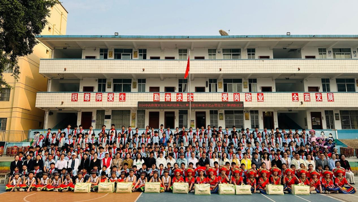 图6:陈香梅公益基金会在广西马山县一学校举办的公益捐赠仪式