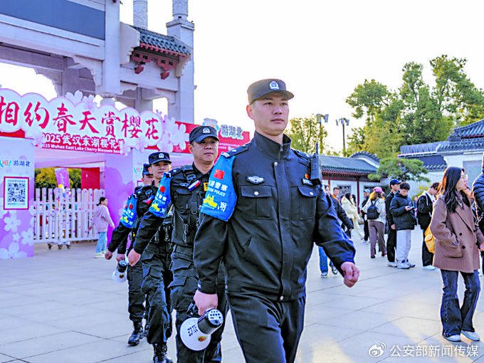 3月18日，民警开展巡逻。苏畅摄