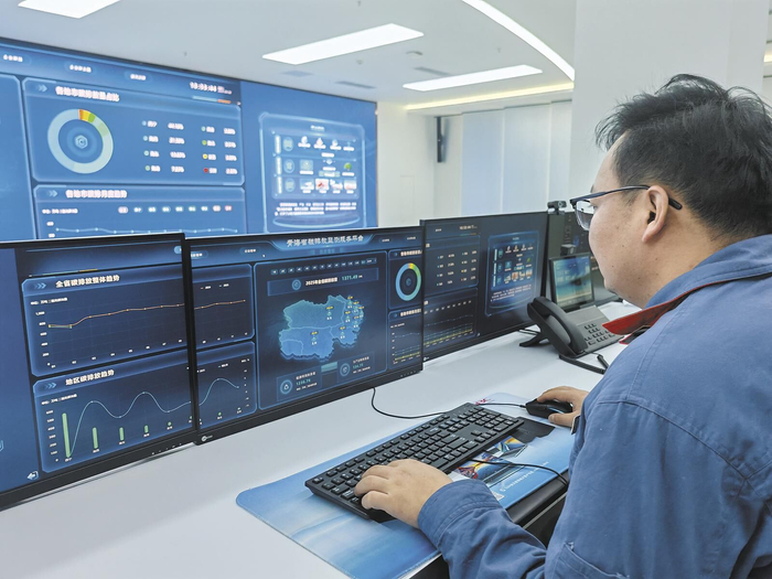 国网青海电力工作人员正在操控青海省碳排放监测服务平台。芈峤 摄