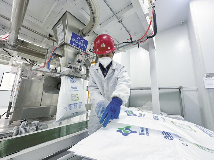 青海利亚达化工有限公司绿色工厂包装车间。张鹏 摄