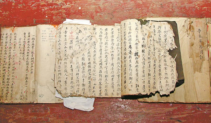 清代手抄剧本 李隆智 摄