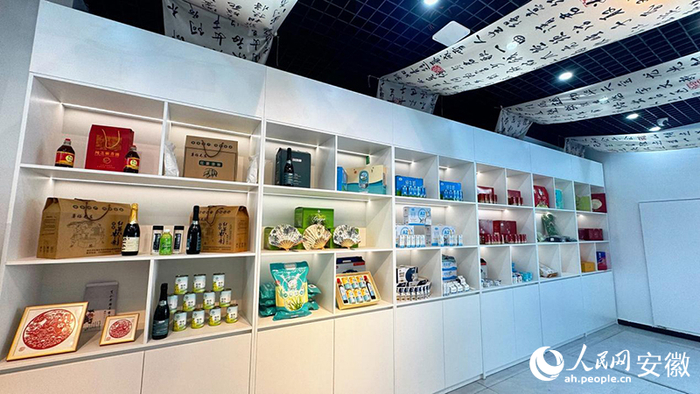 皖北电商产业园产品货架。人民网 郭昊摄