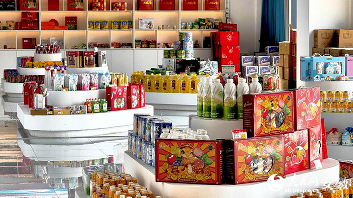 园区跨境电商产品琳琅满目。人民网 郭昊摄