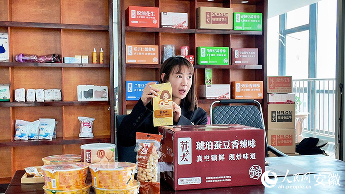 皖北电商产业园内工作人员正在直播带货。人民网 郭昊摄