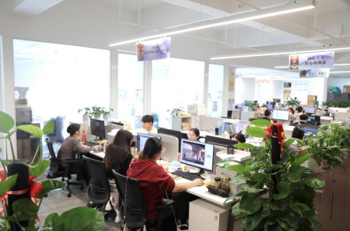 2025年3月26日,工作人员在位于杭州市西湖区的华策中心办公。新华社发(受访者供图)
