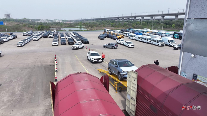 向塘物流基地内，新能源汽车专用仓储区里整齐停放的商品小汽车等待装车。冯尧 摄