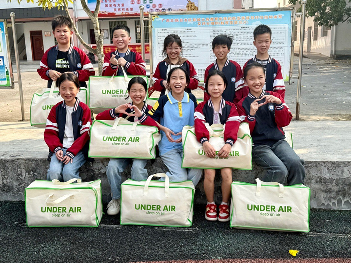 图4:马山县永州镇中心小学的孩子们收到Under Air午休蛋卷被开心的比爱心