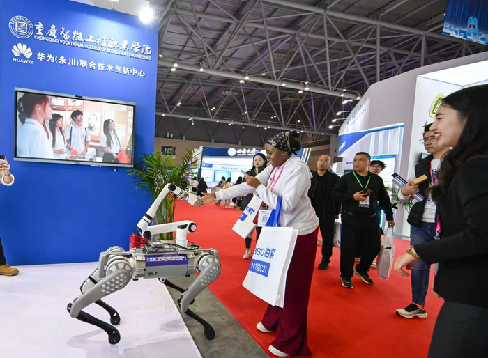 图：学院携课堂上的“黑科技”亮相第62届中国高等教育博览会