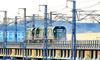 　　中车大连公司研制的1000千瓦内电混合动力机车行驶在环形试验线上。刘永永摄/光明图片