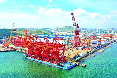 大连重工装备集团生产的抓斗卸船机产成发运。资料图片