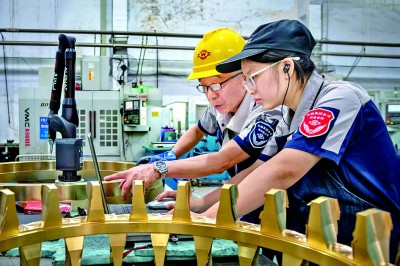 大连瓦轴集团质检人员正在检测产品。于永乐摄/光明图片