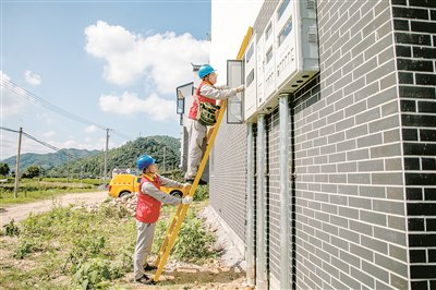 图为在浙江省临海市东塍镇岭根村下沙田小区，国网临海市供电公司工作人员正在进行新房临时用电“转正”前的最后验收。 朱露 摄