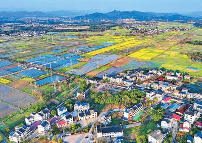 江西省上饶市弋阳县葛溪乡缪家村，农田与民居相映成景。朱海鹏摄（人民视觉）