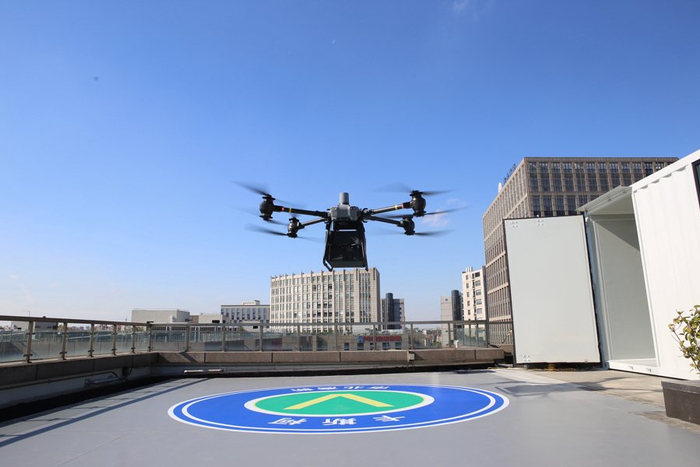 上海静安区首条低空物流航线开航。