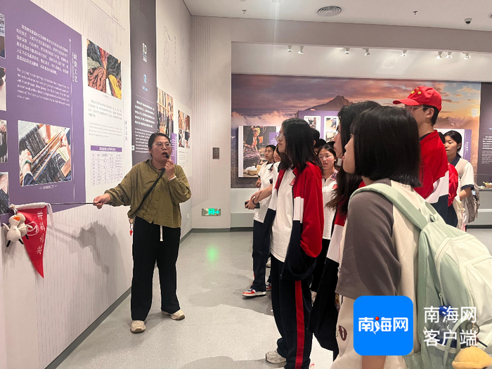 研学团队走进海南省文化馆非遗展示馆开启研学之旅。记者 丁文文 摄